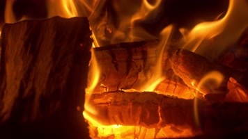木炭柴火篝火燃烧火焰壁炉取暖