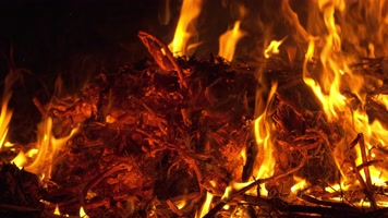 篝火柴火堆干草燃烧秸秆禁烧