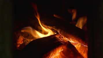 农村土灶台燃烧木炭火焰篝火