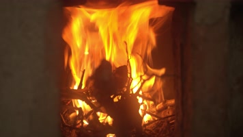 农村大灶土灶台木炭篝火燃烧火焰
