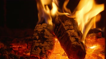土灶木炭火柴火堆篝火焰燃烧