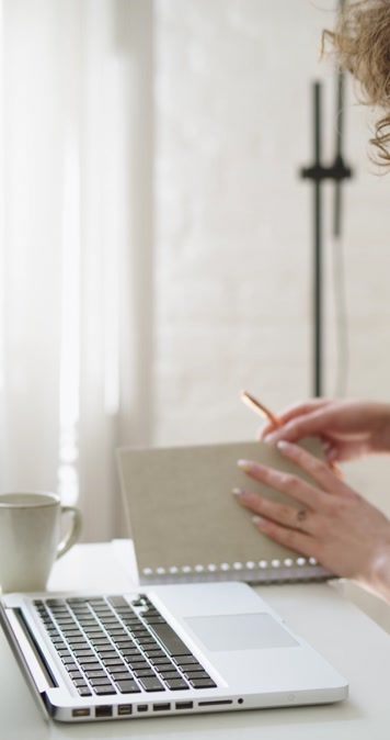 商务办公敲击键盘使用笔记本咖啡