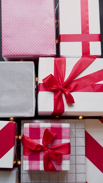 圣诞节礼物摆放在桌子上圣诞主题粉色