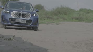 实拍宝马ix1泥泞道路卷起泥沙尘土飞扬