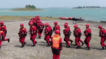 消防应急救援队员集合跑步走向冲锋舟