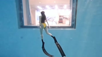 实拍两美女水中表演视频素材