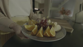 一家三口温馨电视前鼓励夸奖孩子电视绿幕