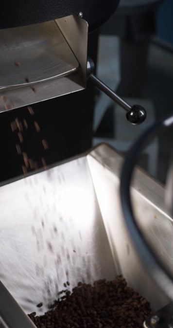 咖啡机里流出很多咖啡豆