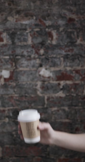 举起一杯咖啡装满咖啡的咖啡杯