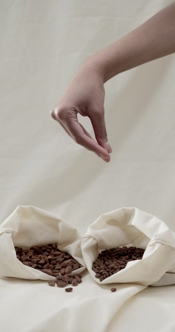 手里捏着咖啡豆缓缓撒到咖啡袋子里