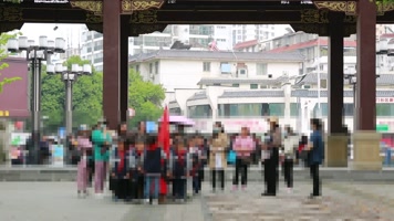 春游集合的小学生