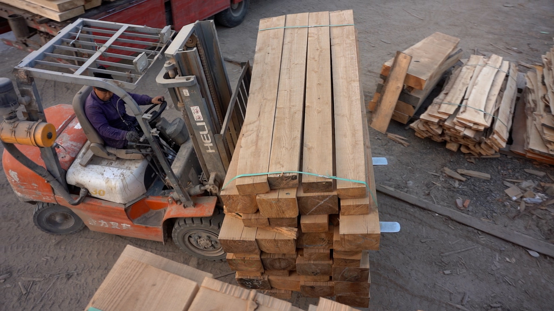 叉车搬运木材工厂实拍叉车工
