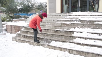 个人清理积雪