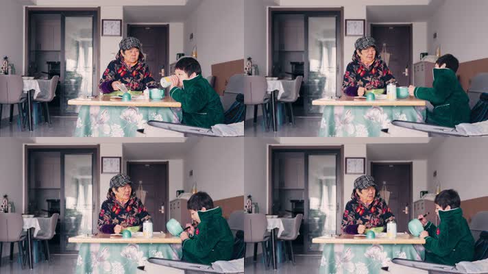 老人带小孩 吃饭 喂饭 留守儿童 室内