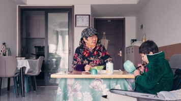 老人带小孩 吃饭 喂饭 留守儿童 室内