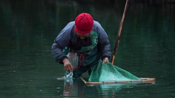 河中捕捉桃花虫的湘西阿婆