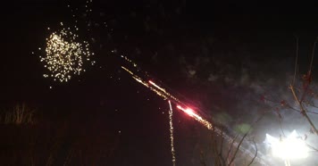 闪烁 发光 粒子 夜晚 城市 地平线 烟花 烟