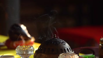古风香炉烧香烟雾