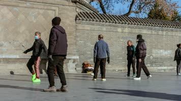 踢毽子毽球老人锻炼冬季北方 踢毽子毽球老人锻炼冬季北方