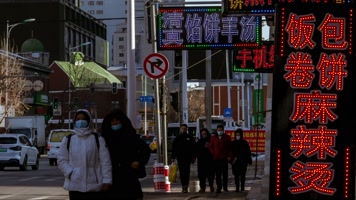 饭店电子招牌街道行人