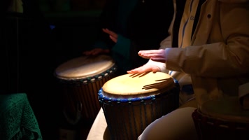 古城中打非洲鼓的女生
