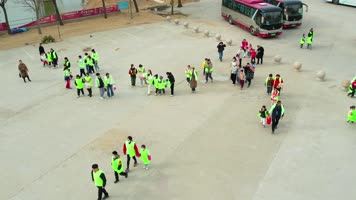 大巴车 公交车 学生 团建 义务植树 集合 人