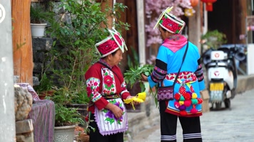 4K穿民族服装的彝族老人