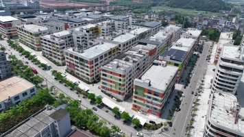 五颜六色七彩玩具厂工业园区厂房航拍