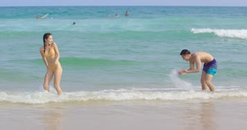 情侣海边度假游玩