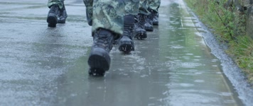 雨天军人行走脚步