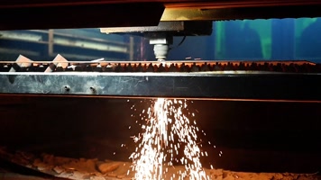 原声激光切割机切割钢板钢花飞溅