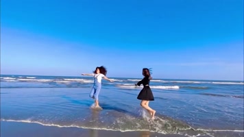 4k海边美女漫步惬意休闲旅游放松高清视频素