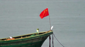 大海里渔船上的红旗
