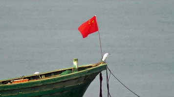 大海里渔船上的红旗