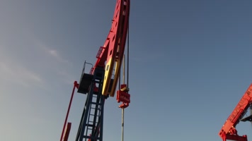 大庆油田抽油机在不停地进行抽油作业