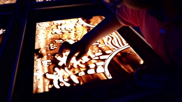 小学生上沙画课