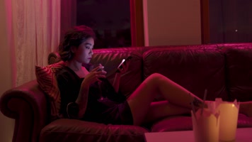 性感女生暧昧灯光氛围情侣调情