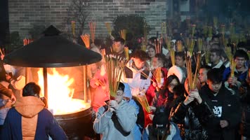 4k南宁万民争烧头香祈福 人山人海烟熏火燎