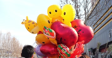 户外各种卡通气球堆放在一起的场景 气球