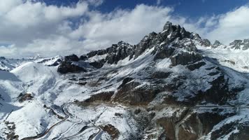 航拍雪山道路