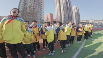 小学生大喊加油助威