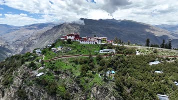 航拍云端卡久寺