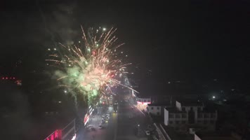 烟花 夜空 绽放 庆祝 节日 城市 夜晚