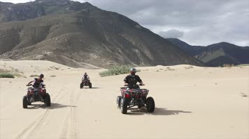 沙地越野摩托车