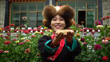 山南藏族群众笑脸