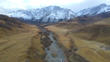 青海二尕公路航拍祁连雪山下的河流峡谷风光